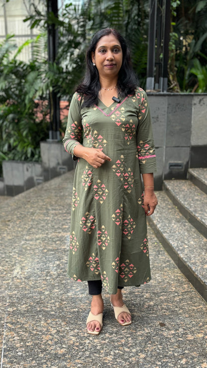 Maanvi Green Cotton A-Line Kurti with Lace Detail & Three-Panel Design | V-Neck | MA-2055