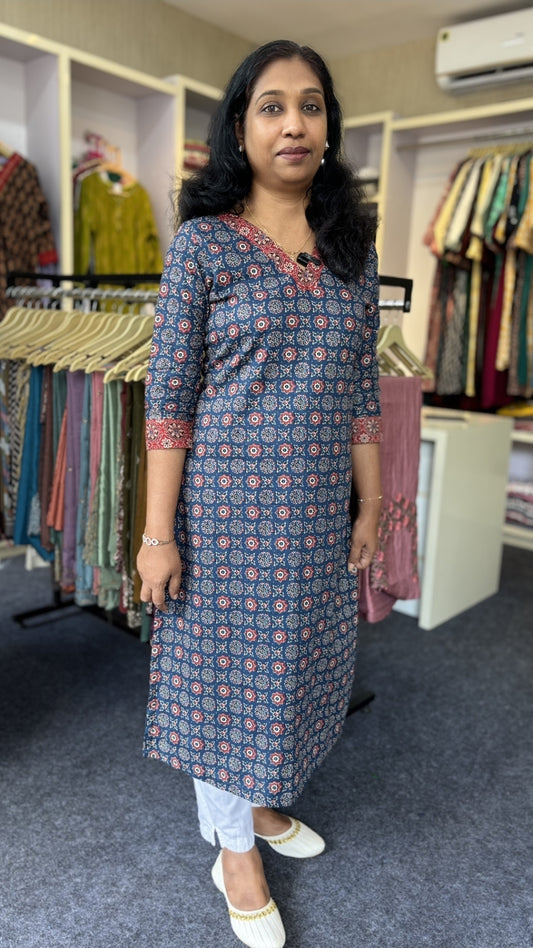 Navy Blue Slited Printed Kurti with Red Detailing – Everyday Ethnic Wear